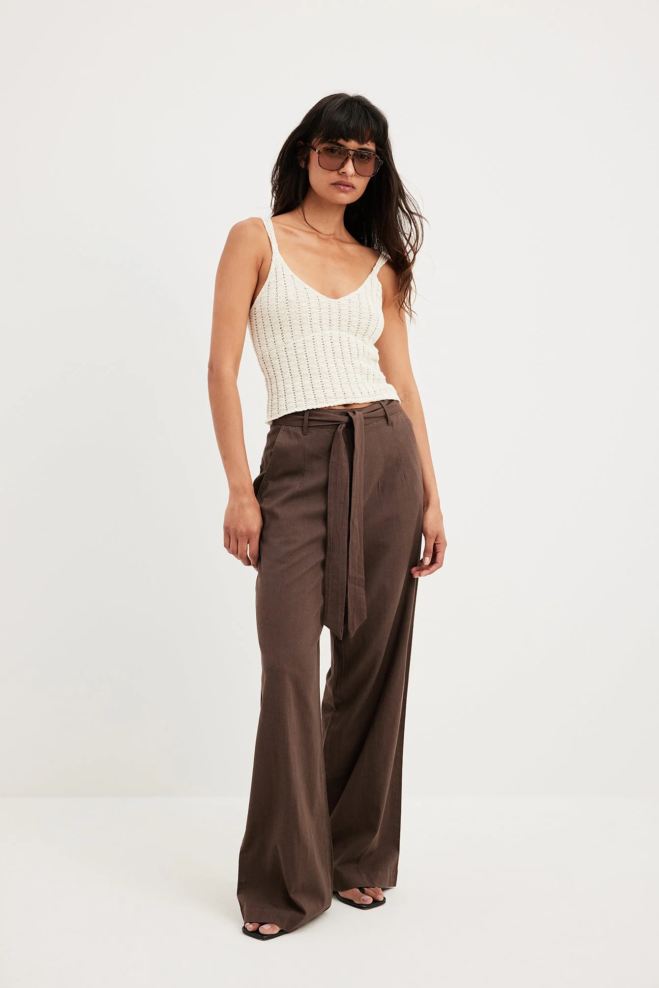 Hose mit weiten Beinen und geschnürter Taille