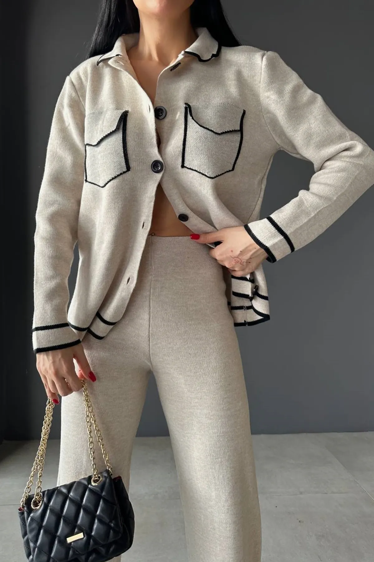 lovebox  Strickjacke mit Polokragen, Taschendetail und Knopfleiste und Hose mit hoher Taille und weitem Bein, cremefarbenes Strickoberteil, Anzug 10067