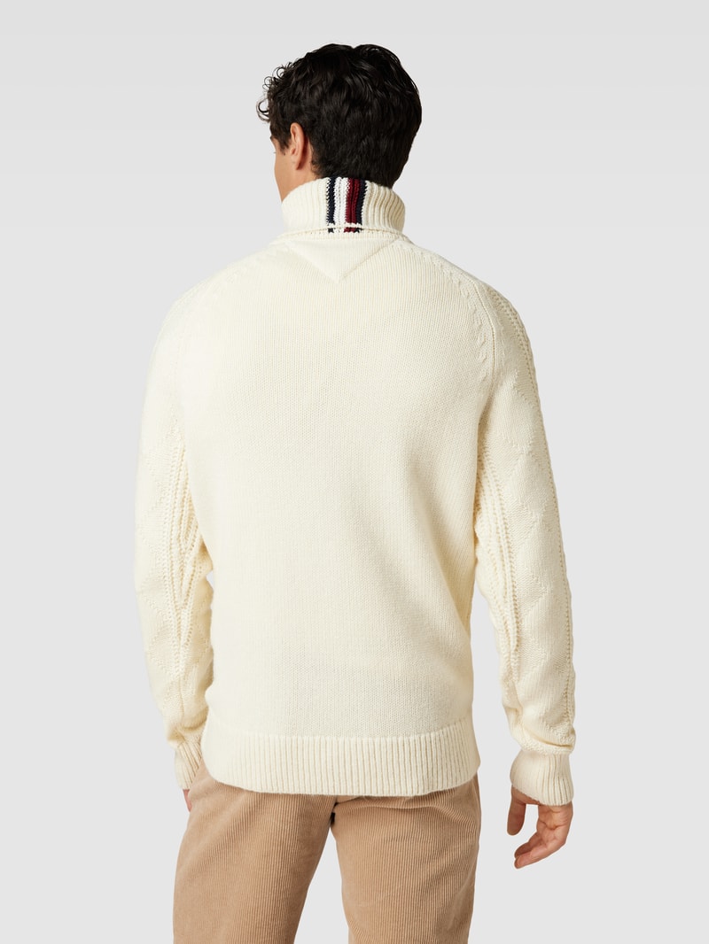 Rollkragenpullover mit Zopfmuster in ecru