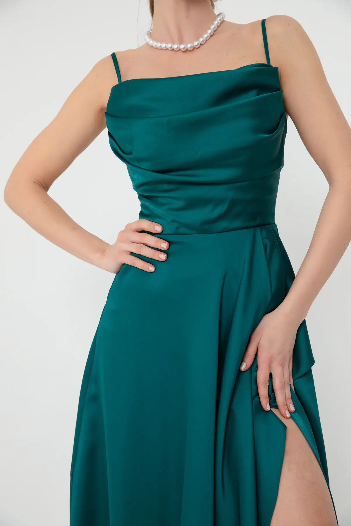 Lafaba  Grünes Abendkleid und Abschlusskleid aus Satin mit Rüschen und Schlitz für Damen