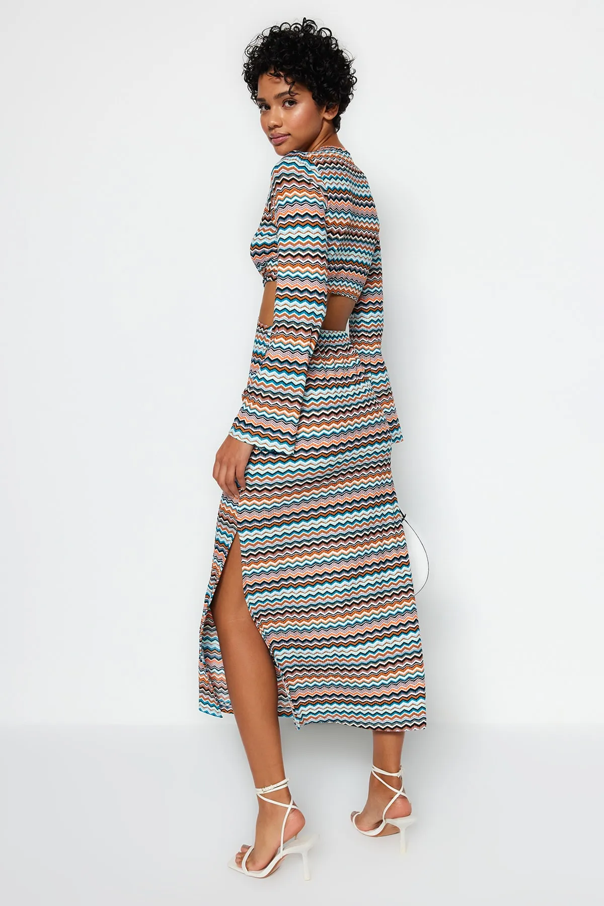 Trendyol Collection  Mehrfarbiges, dehnbares Midi-Strickkleid mit Ausschnitten und detailliertem Druck TWOSS23EL01809