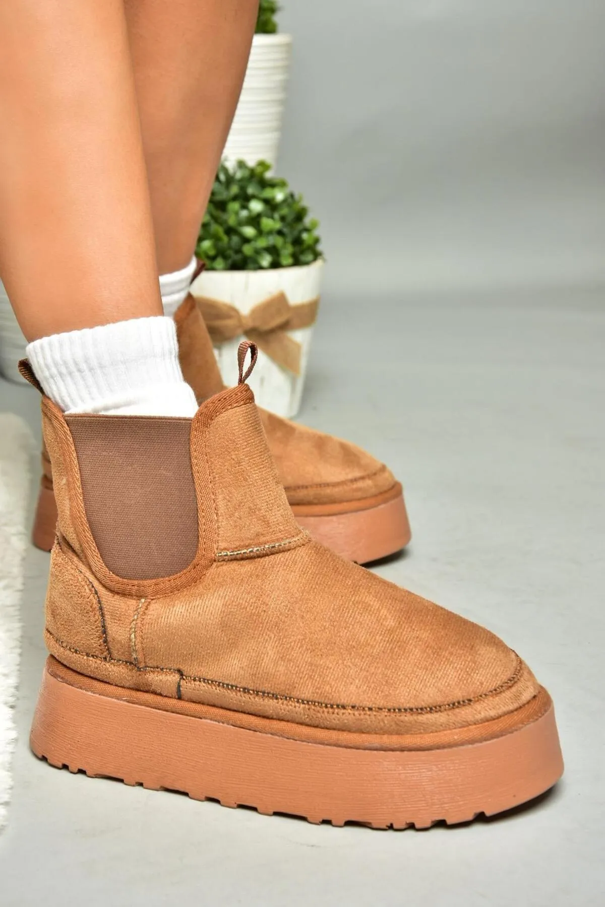 Fox Shoes  R612055302 Halbhohe Damenstiefel aus hellbraunem Wildleder mit dicker Sohle und haariger Innenseite