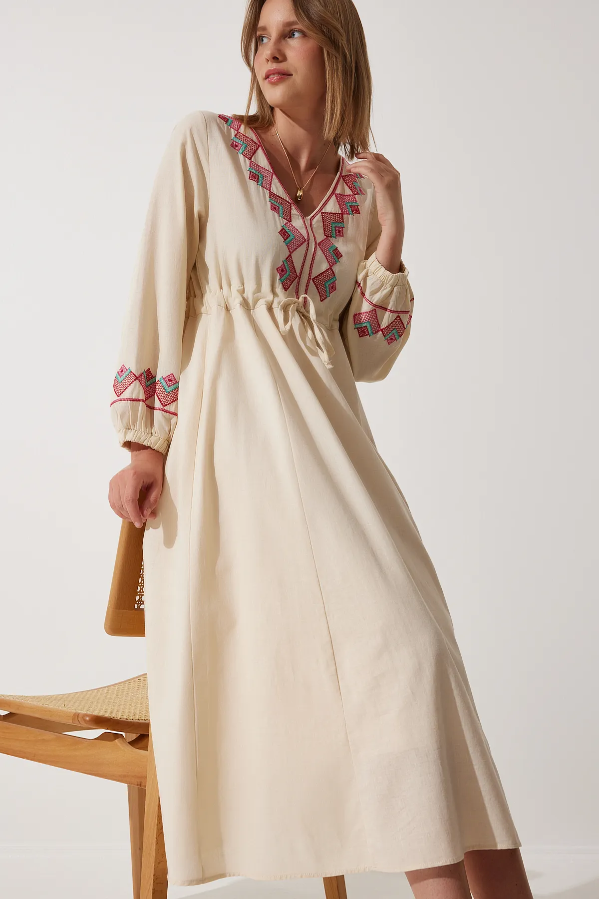 Happiness İstanbul  Cremefarbenes, übergroßes Leinenkleid mit Stickereidetails für Damen, RG00027