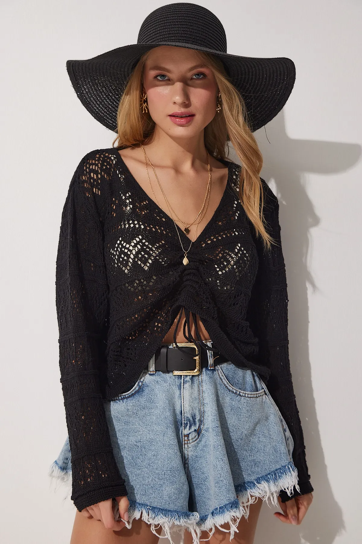 Happiness İstanbul  Geraffte, durchbrochene Strickbluse mit V-Ausschnitt