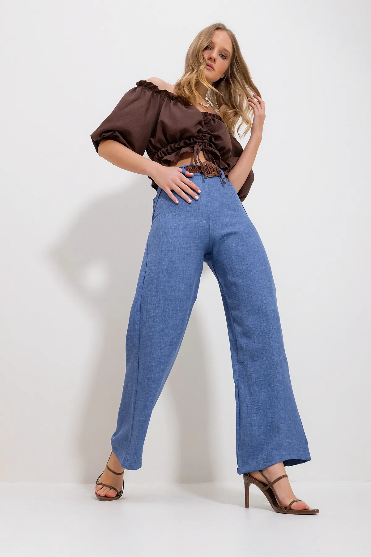 Trend Alaçatı Stili  Dunkelblaue Webhose mit hoher Taille für Damen mit Gürtel und verstecktem Reißverschluss an der Seite ALC-X11881