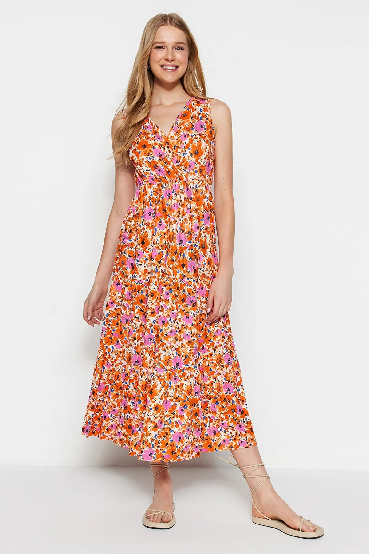 Trendyol Collection  Orangefarbenes, blumengemustertes, ärmelloses Maxi-Strickkleid in A-Linie mit V-Ausschnitt TWOSS22EL1588