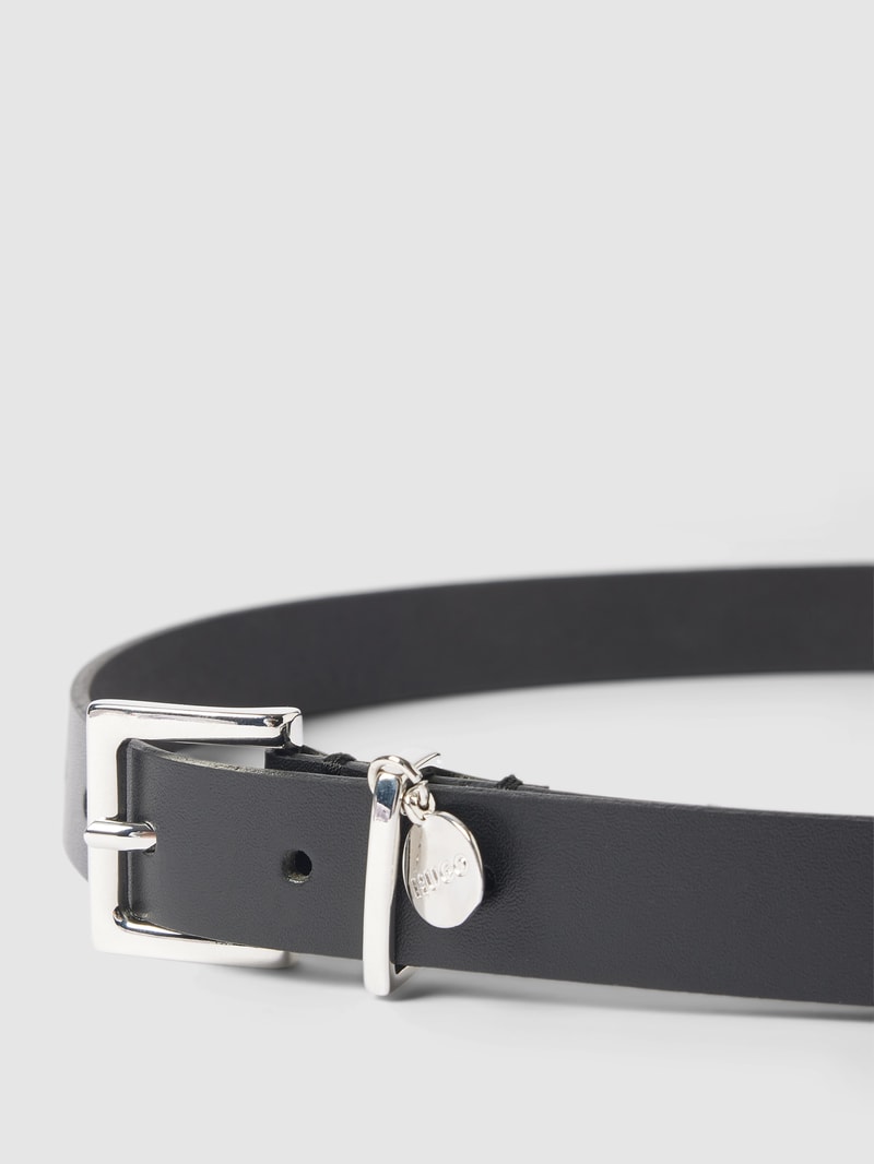 Gürtel mit Label-Detail in metallic Modell 'Amelia' in schwarz