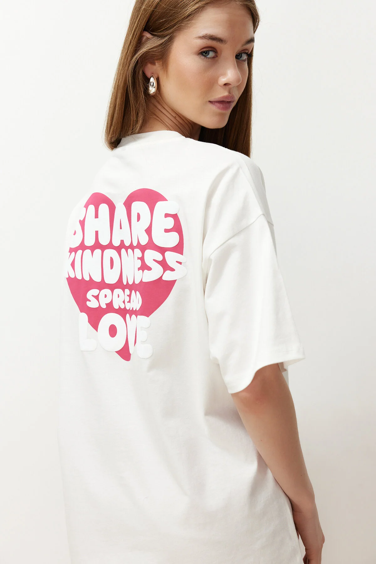 Trendyol Collection  Ecrufarbenes, übergroßes/bequem geschnittenes Strick-T-Shirt aus 100 % Baumwolle auf der Rückseite und der Vorderseite mit Herzmuster TWOSS24TS00236