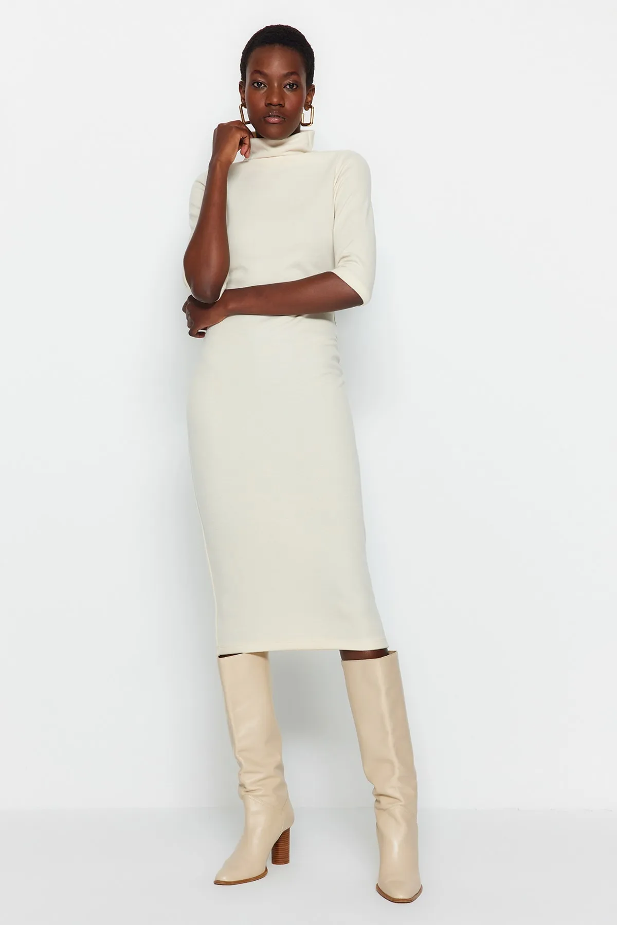 Trendyol Collection  Beigefarbenes, figurbetontes Midi-Strickkleid im Thessaloniki-/Strickwaren-Look mit weicher Oberfläche TWOAW24EL00150