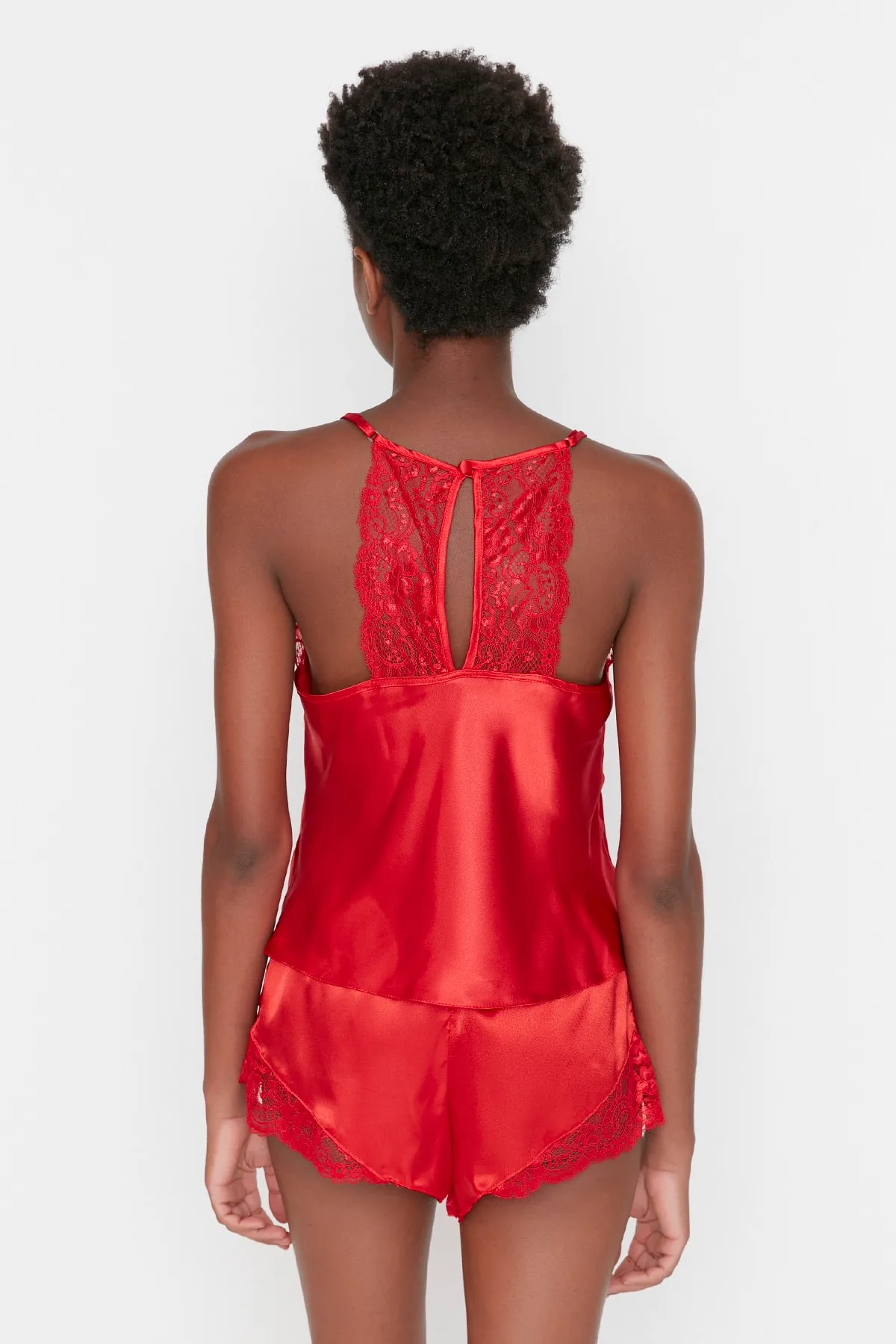 Trendyol Collection  Rotes Pyjama-Set aus gewebtem Satin mit Spitzendetails und Seilträgern THMSS22PT0269