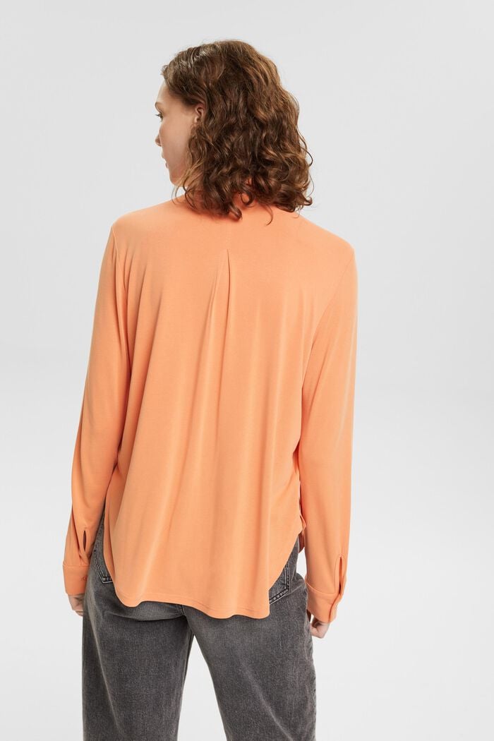 Bluse mit Knöpfen