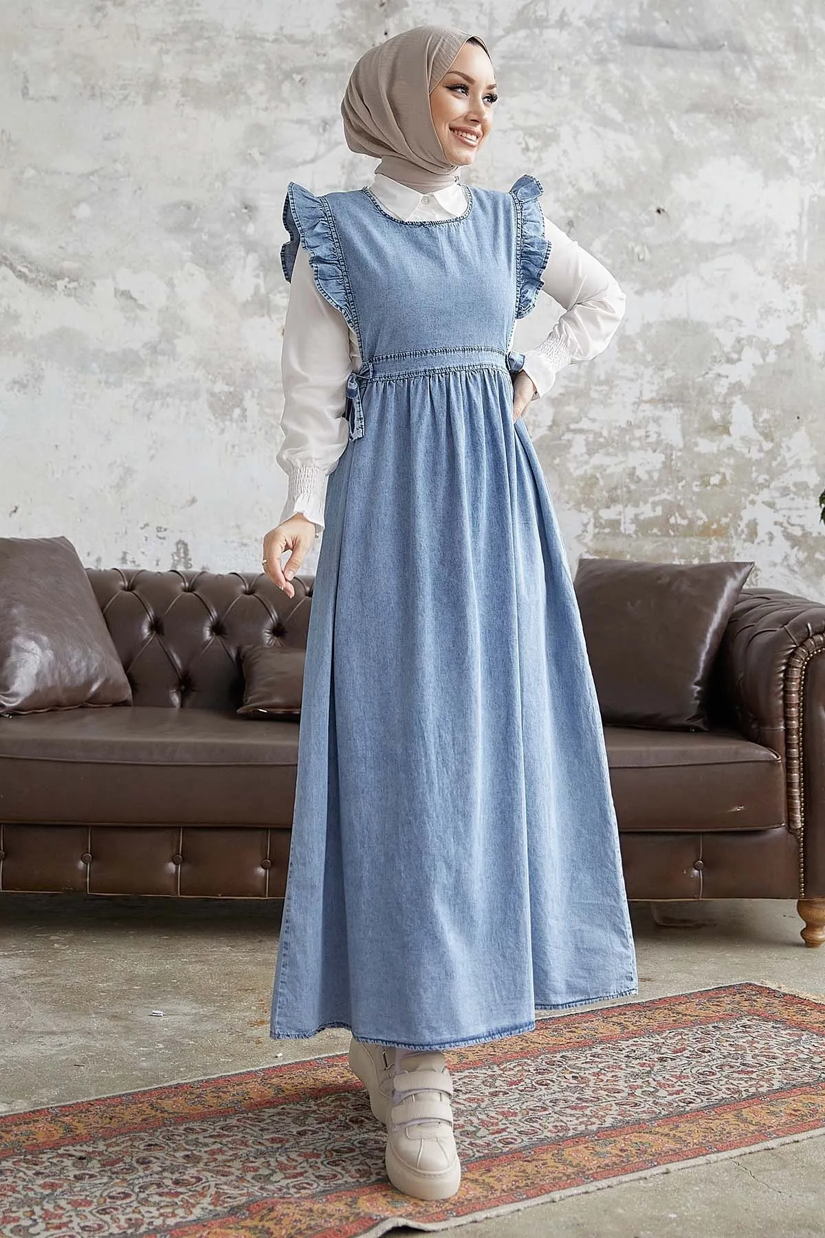 InStyle  Frida Jeans-Giletkleid mit Rüschenschultern – Hellblau