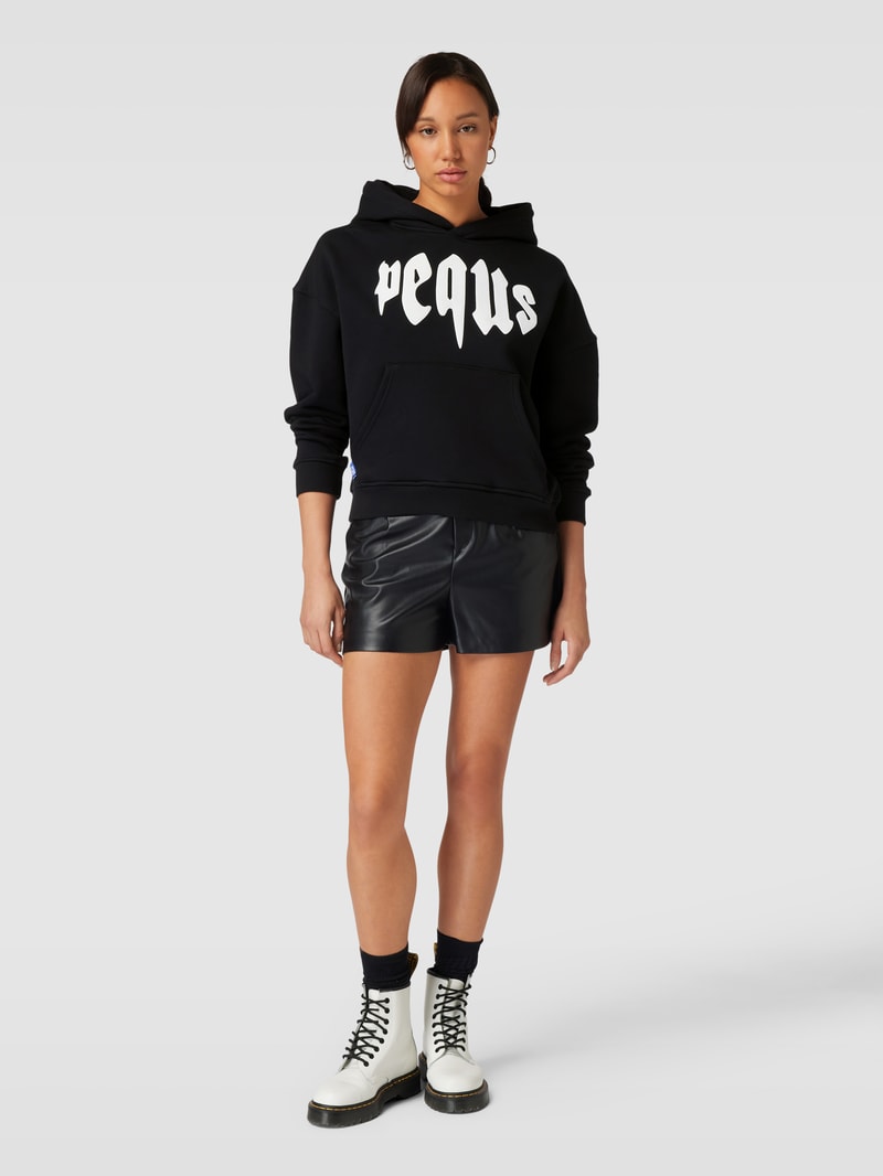 Hoodie mit Label-Print in schwarz