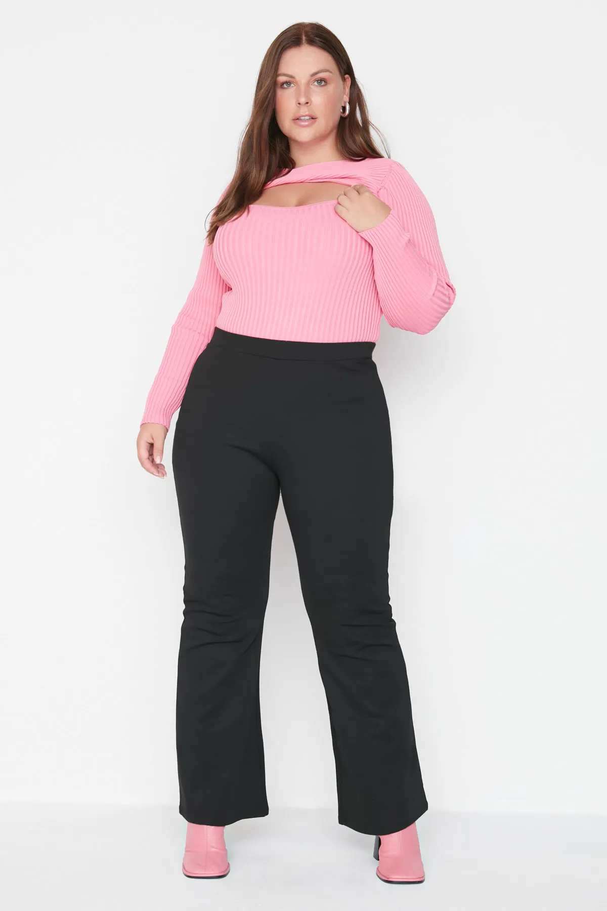 Trendyol Curve  Schwarze Strickhose mit spanischem Bein und hoher Taille TBBAW23AR00031