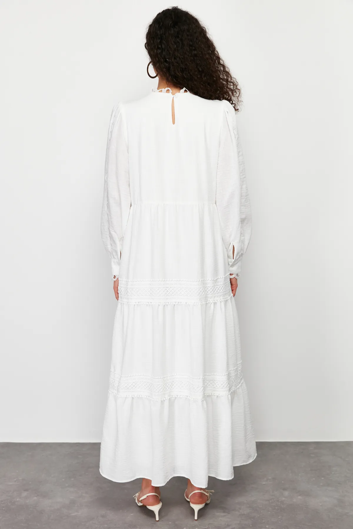 Trendyol Modest  Weißes, gefüttertes, besticktes, detailliertes Webkleid TCTSS24EB00178
