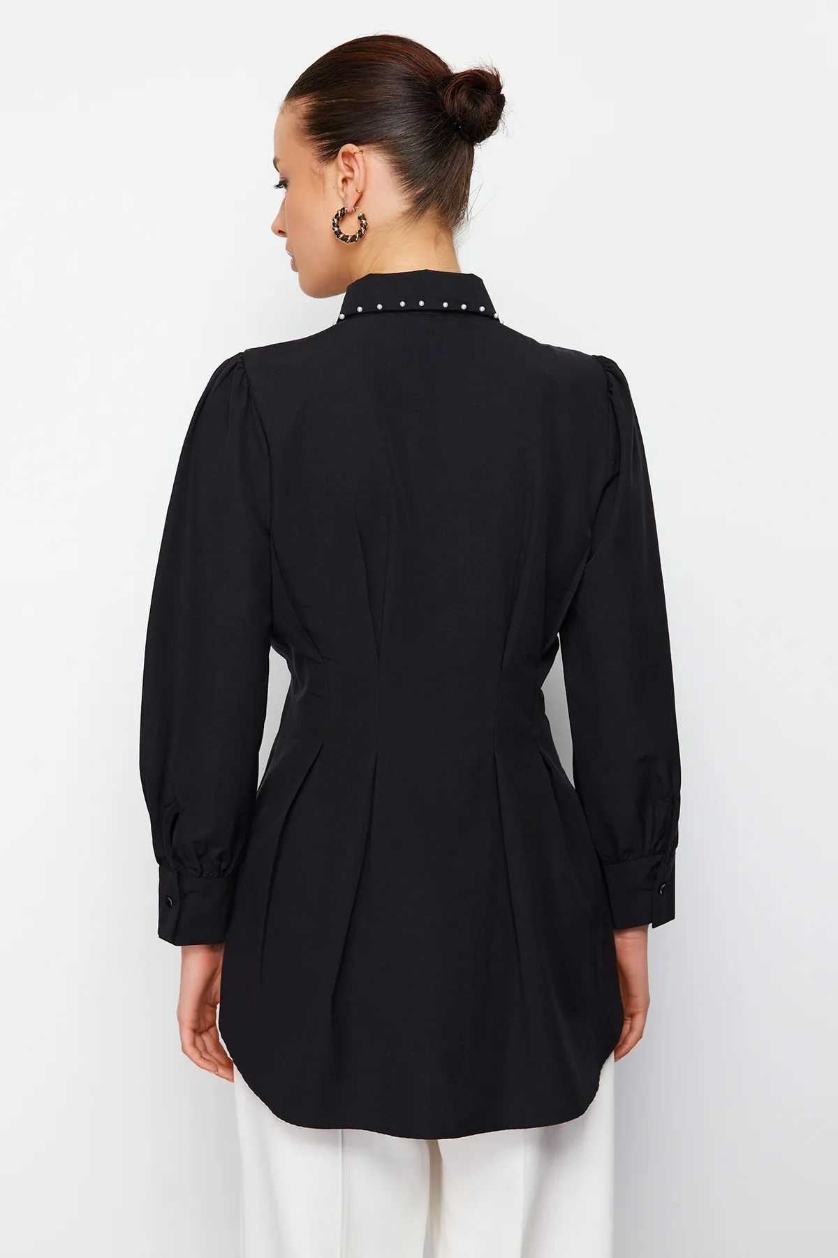 Trendyol Modest  Schwarzes, taillenbesetztes, gewebtes Hemd mit Perlendetails TCTAW24TG00027