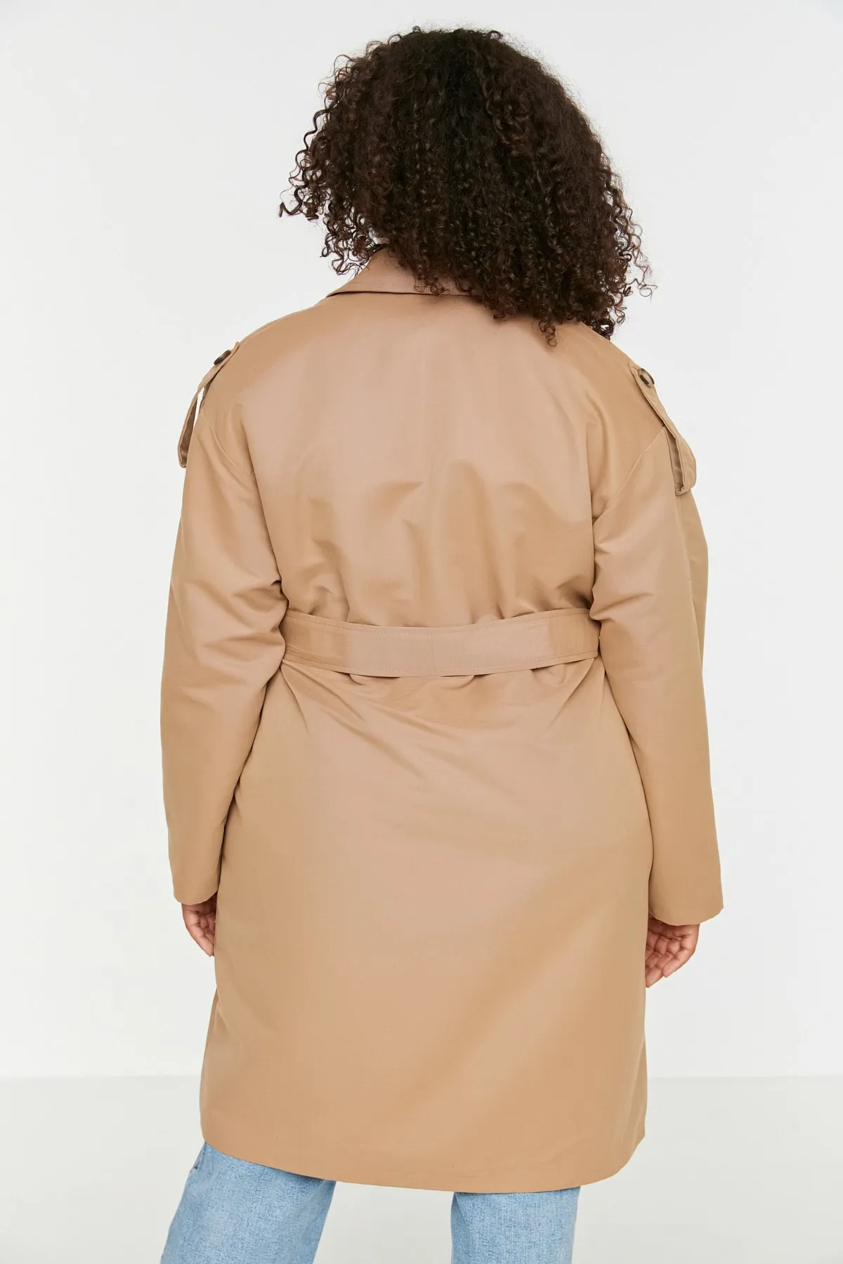 Trendyol Curve  Kamelfarbener Trenchcoat mit Schulterklappen, detailliertem Jackenkragen und Gürtel und breiter Passform