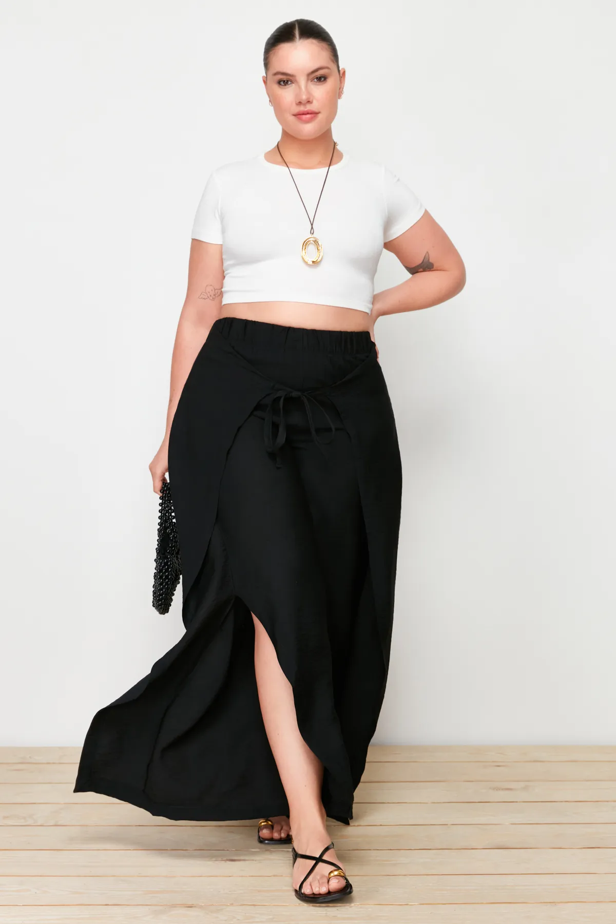 Trendyol Curve  Schwarze Strandhose aus gewebtem Textil mit Wickelverschluss
