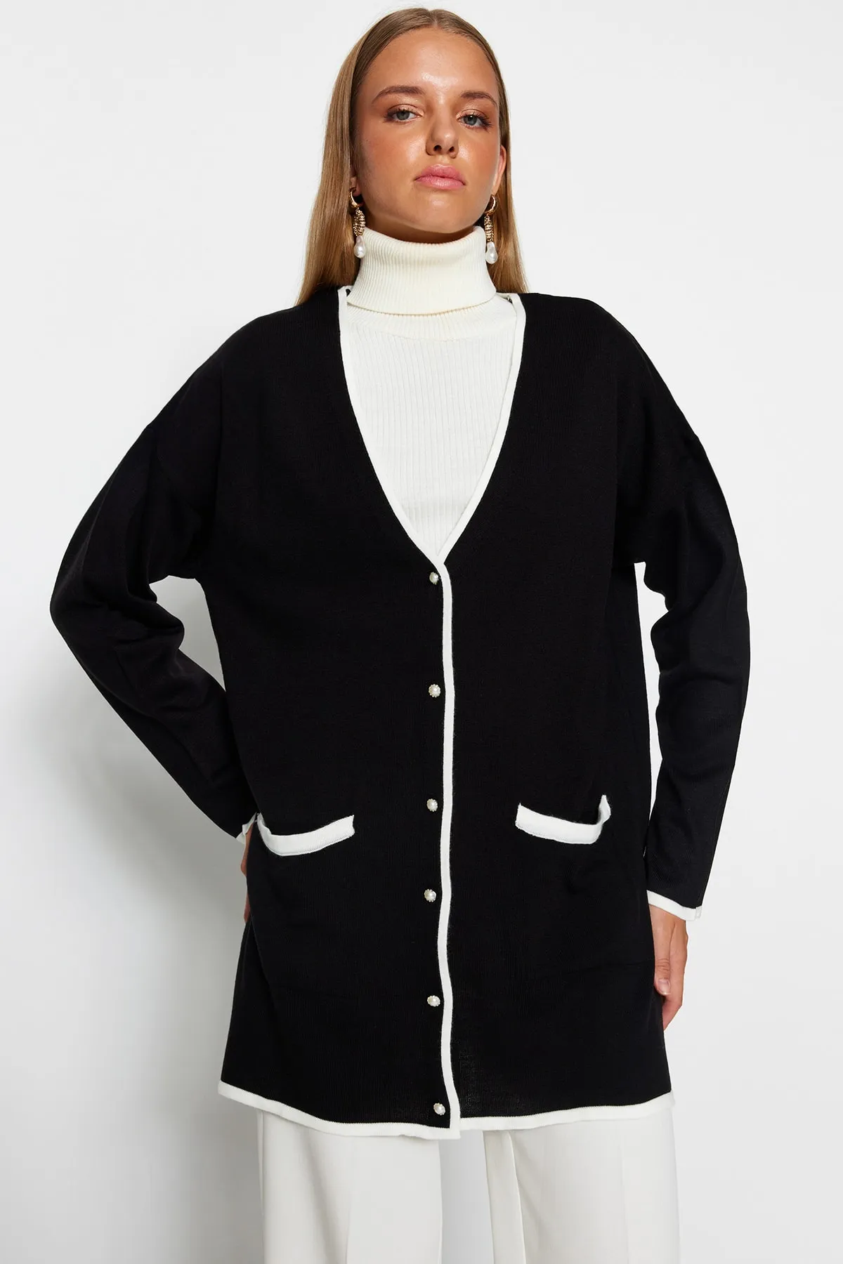 Trendyol Modest  Schwarzer Strickcardigan mit Perlenknöpfen und Farbblockdesign TCTAW24TH00066