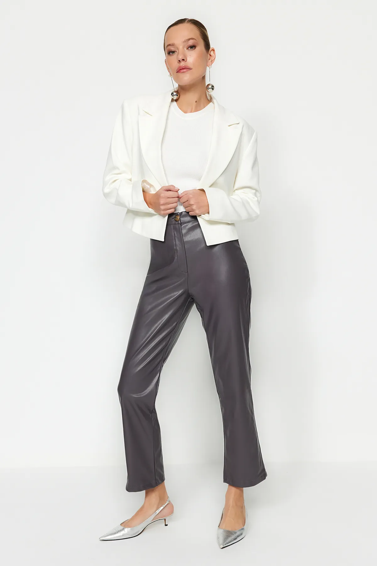 Trendyol Collection  Anthrazitfarbene gerade gewebte Kunstlederhose TWOAW22PL0284