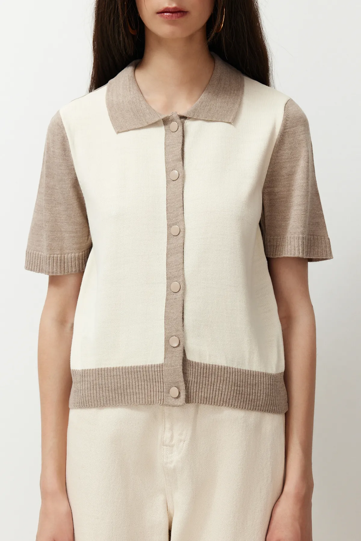 Trendyol Collection  Ecrufarbener Strickpullover mit Polokragen und Farbblock im T-Shirt-Look TWOSS24KZ00026
