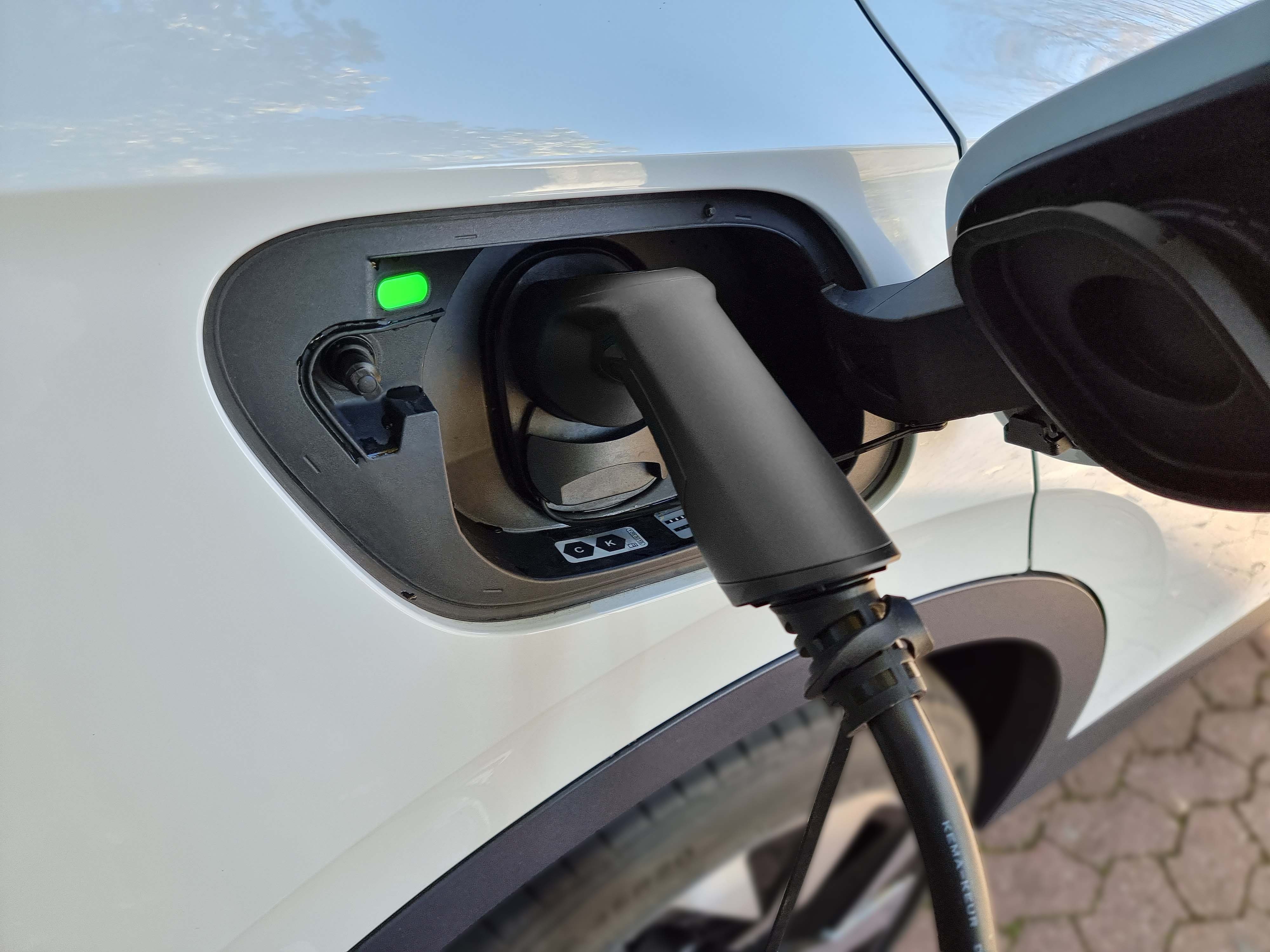 DELTACO Stationäre Ladestation Elektroauto-Ladestation EV-4120, IP54 Zertifiziert, 3,6kW / 16A, 1-phasig, Komplett Set, Ladekabel IP66 Zertifiziert, 3,6kW / 16A, 1-phasig