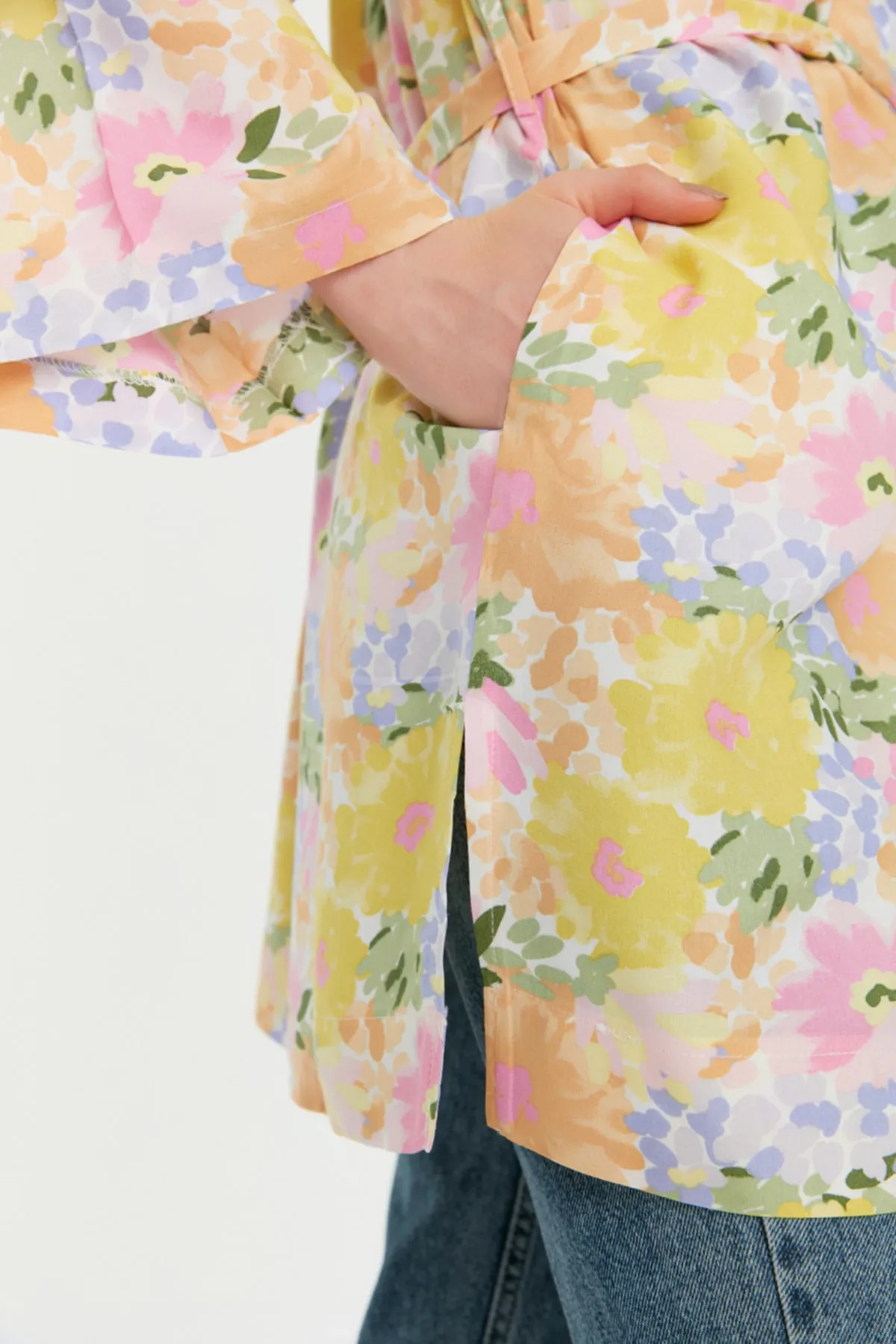 Trendyol Modest  Mehrfarbiger, floral gemusterter Kimono und Kaftan mit Bindedetail und Taschen TCTSS21KK0004
