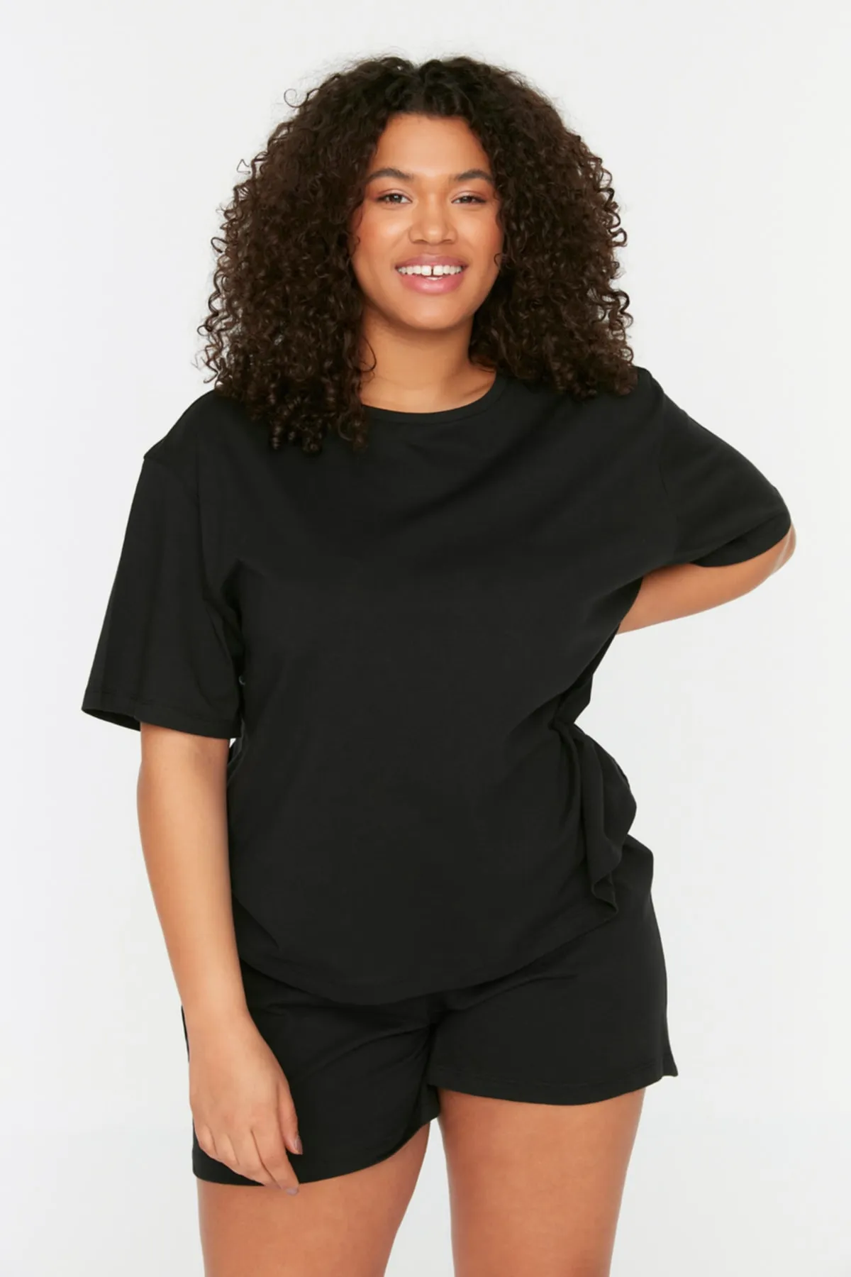 Trendyol Curve  Schwarzes Strick-Pyjama-Set mit Rundhalsausschnitt TBBSS22PT0567
