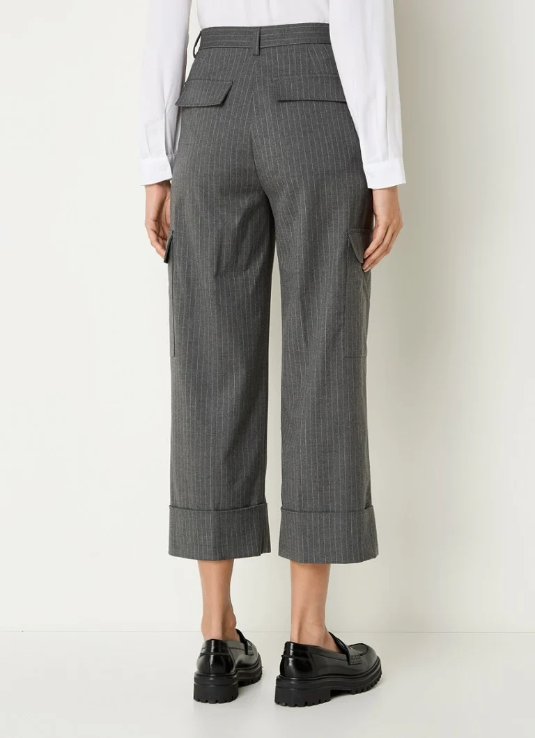 Pantaloni cu talie înaltă și croială largă, modelul Rosalind de la LKBennett, decorați cu dungi delicate și buzunare cu clapă.