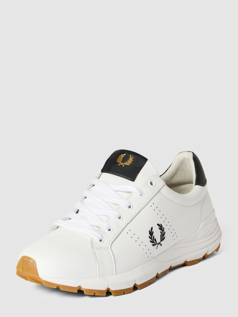 Sneaker mit Perforierungen in weiß