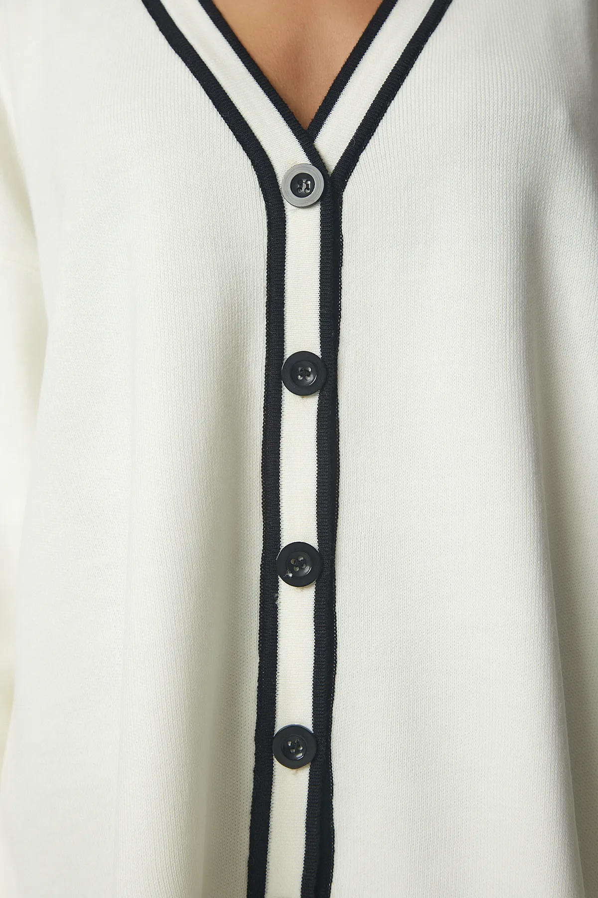 Happiness İstanbul  Ecrufarbene Strickjacke mit Streifendetail für Damen PF00012