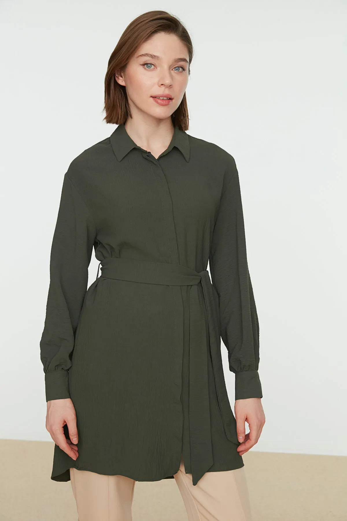Trendyol Modest  Grünes gewebtes Hemd mit Gürtel und versteckter Knopfleiste TCTSS21TN0049