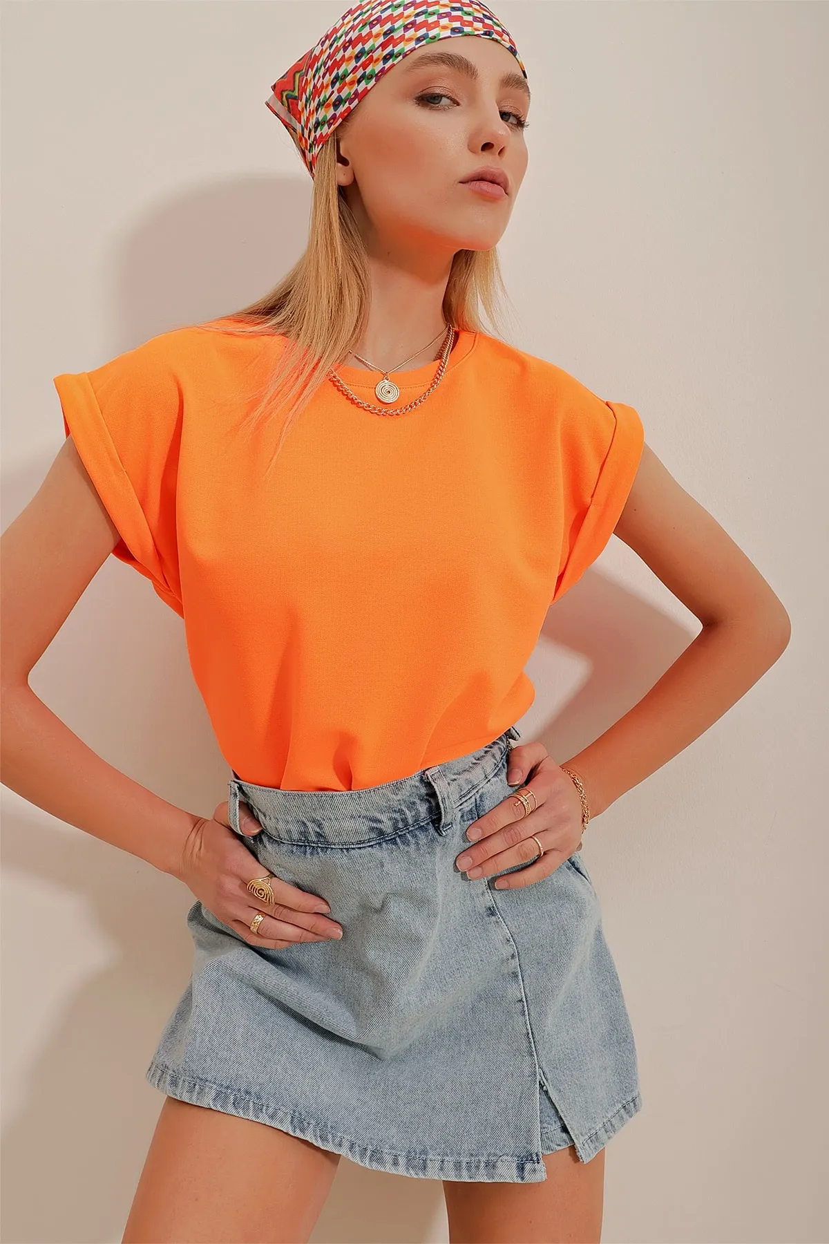 Trend Alaçatı Stili  Orangefarbene Damen-Scuba-Bluse mit Rundhalsausschnitt und zwei Ärmeln ALC-X9916