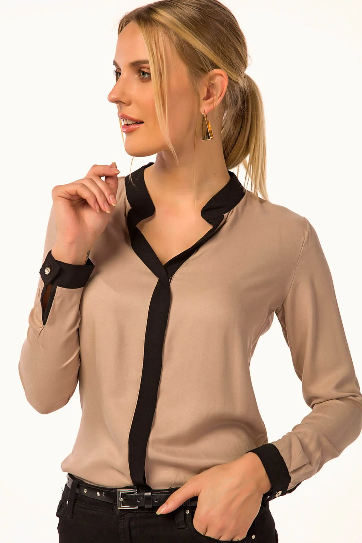armonika  Beigefarbenes, vorne gestreiftes Damenhemd ARM-18K001255