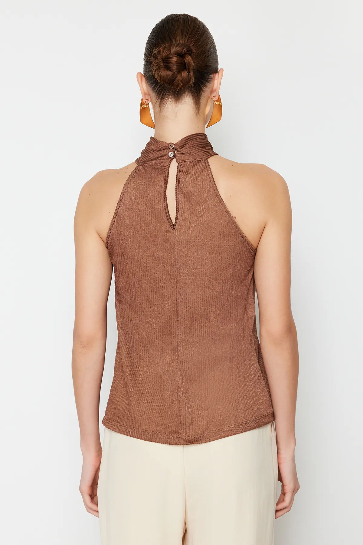 Trendyol Collection  Braune, hochgeschlossene, plissierte Strickbluse mit normaler Passform TWOSS23BZ00952