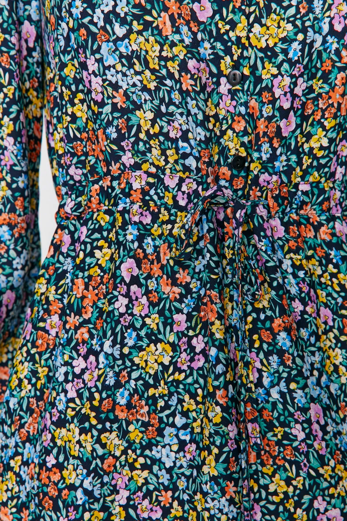 Trendyol Collection  Mehrfarbiges, gewebtes Minikleid aus Viskose mit Blumenmuster und Knöpfen TWOAW23EL01310