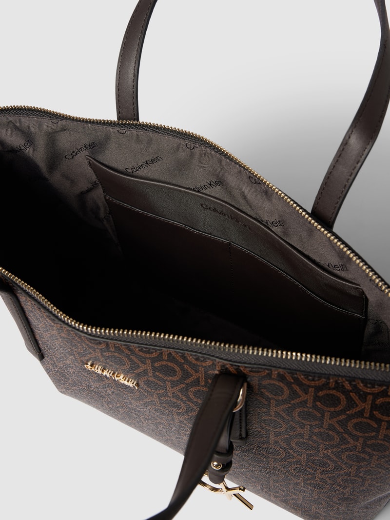 Shopper mit Label-Details in metallic in dunkelbraun