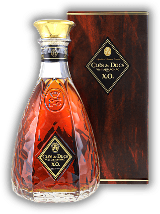 Cles des Ducs XO Cles des Ducs XO Dieser harmonische, vollmundige Armagnac präsentiert sich in feiner Glaskaraffe. 0,7	 Liter - Vol 40%
