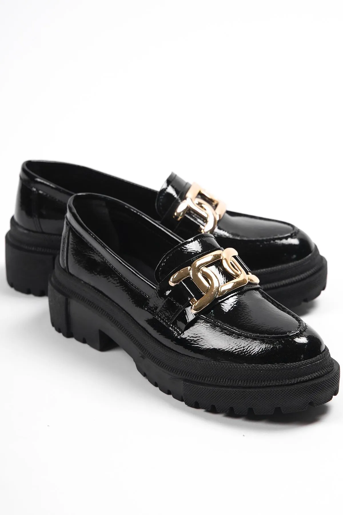 Capone Outfitters  Capone Damen-Loafer mit ovaler Zehenpartie, Metallzubehör, Trak-Sohle, faltiges Lackleder, Schwarz