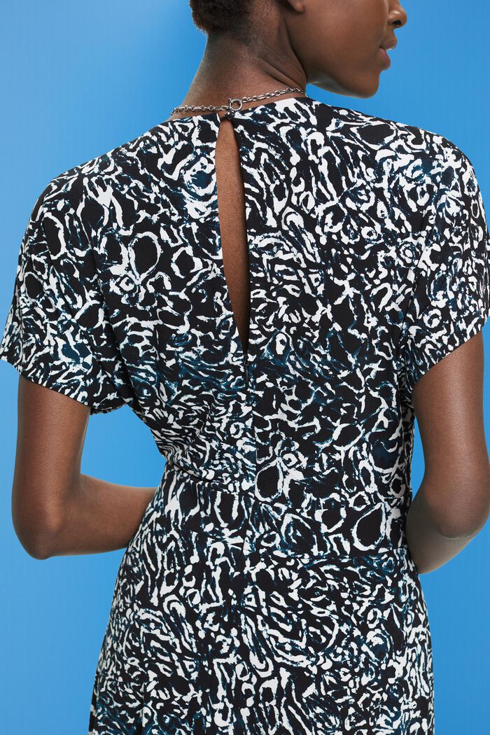 Jerseykleid mit V-Ausschnitt und Allover-Print