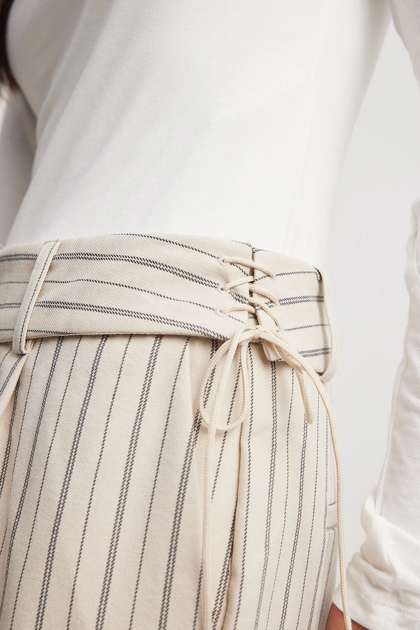 Hose mit Schnürungsdetail und mittlerer Taille