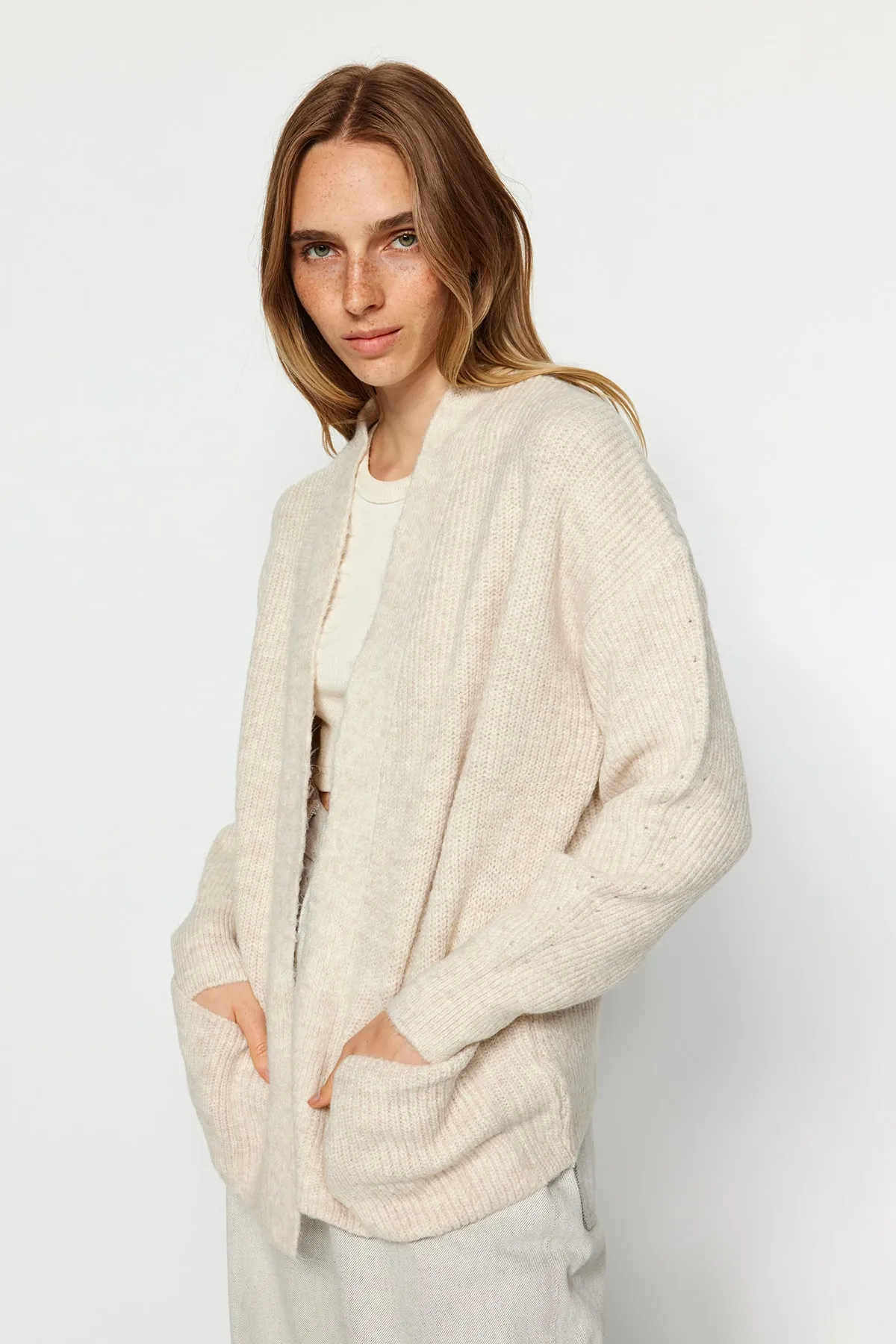 Trendyol Collection  Stone Wide Fit Weich strukturierte Strick-Cardigan mit Taschendetail TWOAW24HI00133