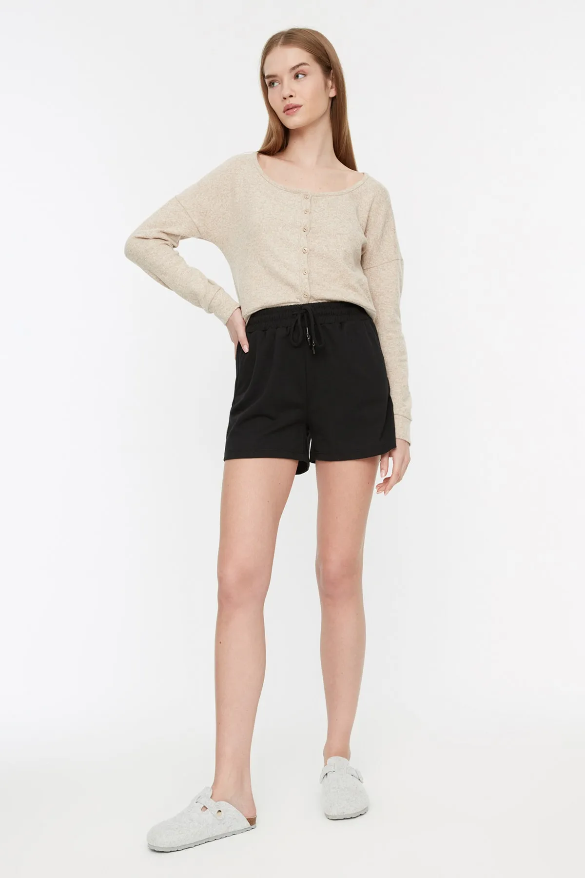 Trendyol Collection  Schwarze gestrickte Shorts aus Baumwolle mit Waffelmuster und Bermuda TWOSS21SR0179