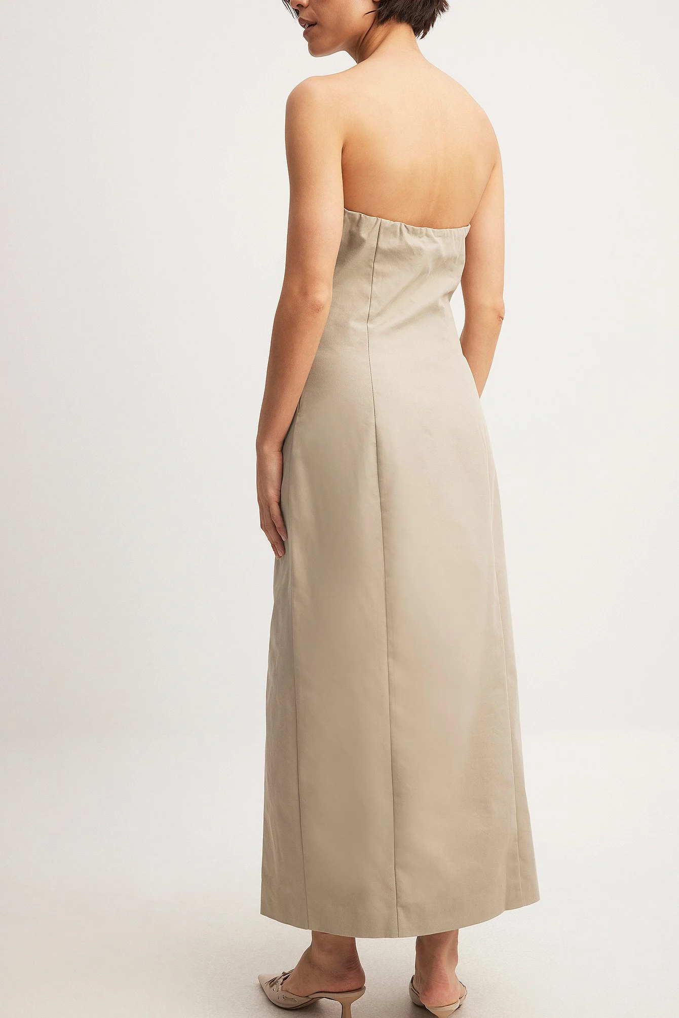 Trägerloses Maxikleid aus Gebardine mit Knöpfen