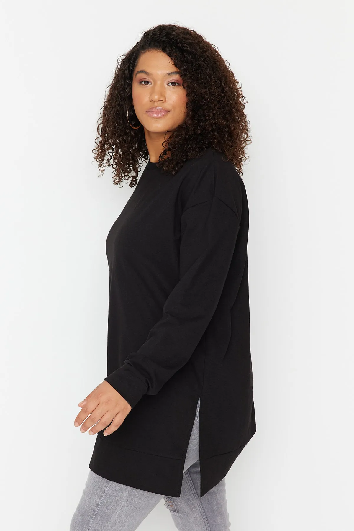 Trendyol Curve  Schwarzes, dünnes, detailliertes Strick-Sweatshirt mit Schlitz TBSSS22SW0173