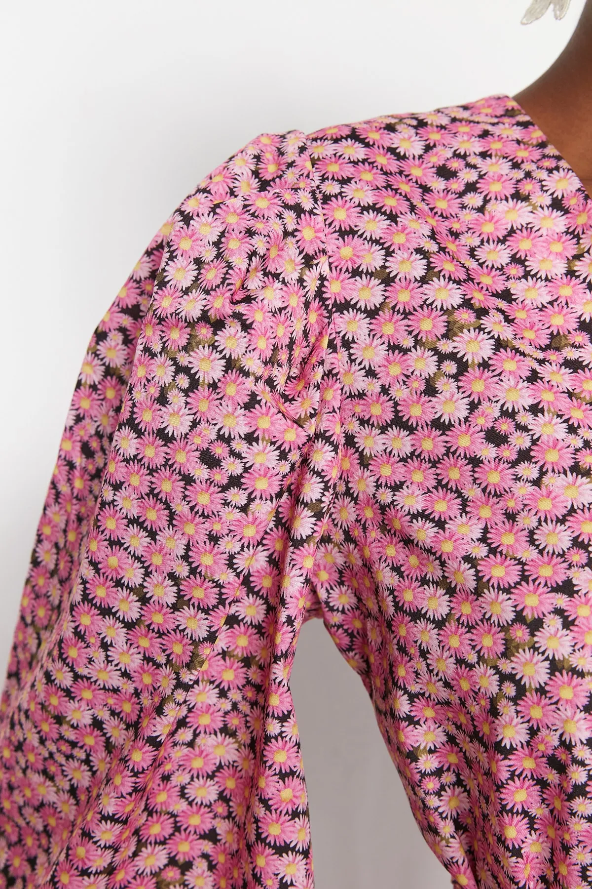 Trendyol Collection  Rosafarbenes, gerade geschnittenes, gewebtes Midi-Kleid mit Volant und gefüttertem Gürtel TWOSS23EL01225