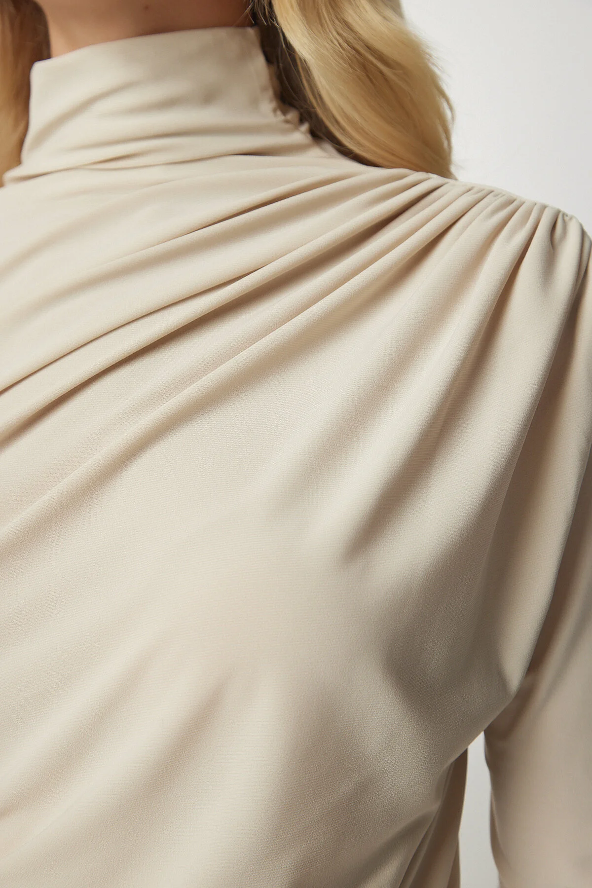 Happiness İstanbul  Cremefarbene, geraffte, detaillierte Sandy-Bluse mit hohem Kragen für Damen FF00135