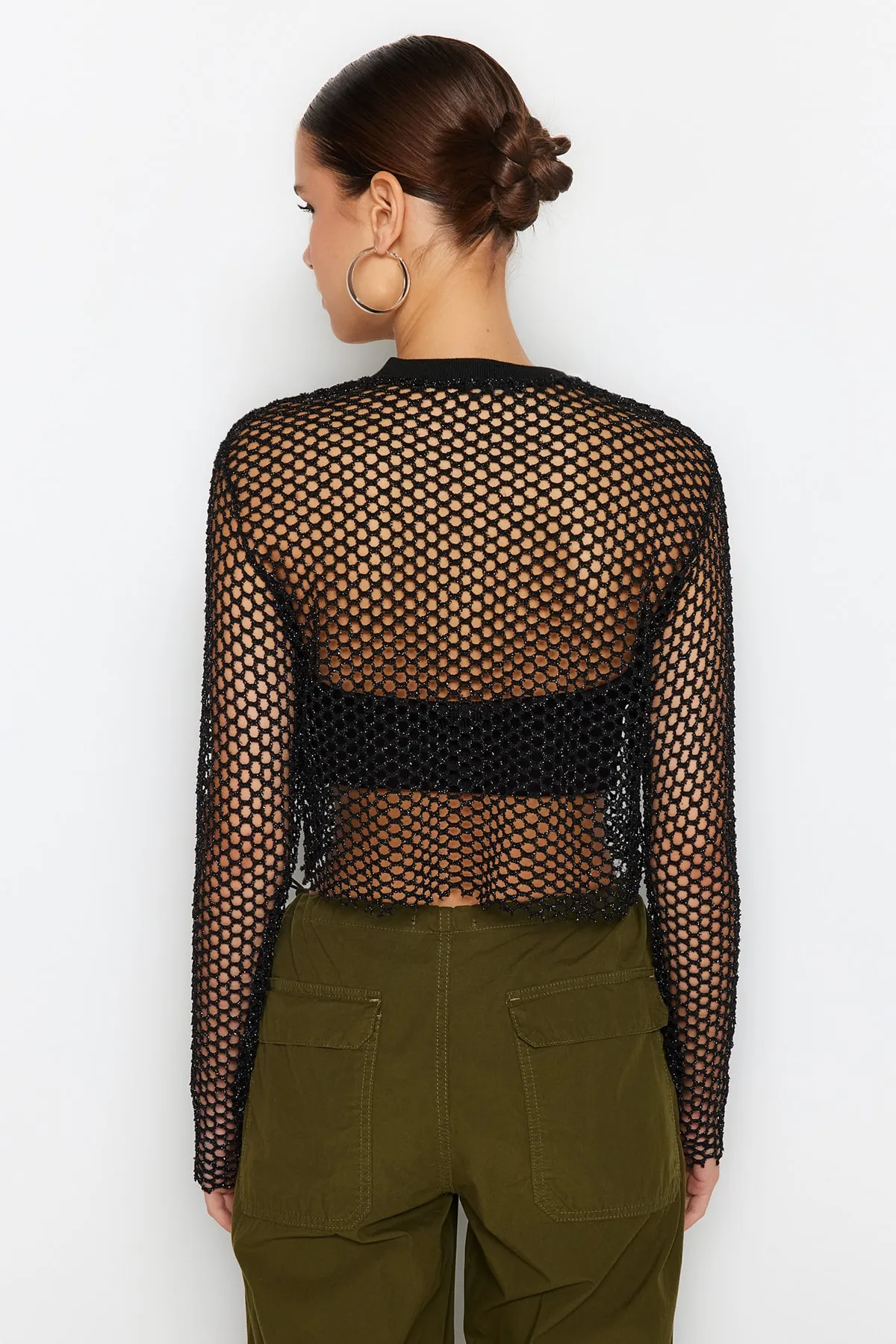 Trendyol Collection  Schwarze, locker geschnittene, bauchfreie Strickbluse aus Lurex-Mesh mit Rundhalsausschnitt TWOSS23BZ00523