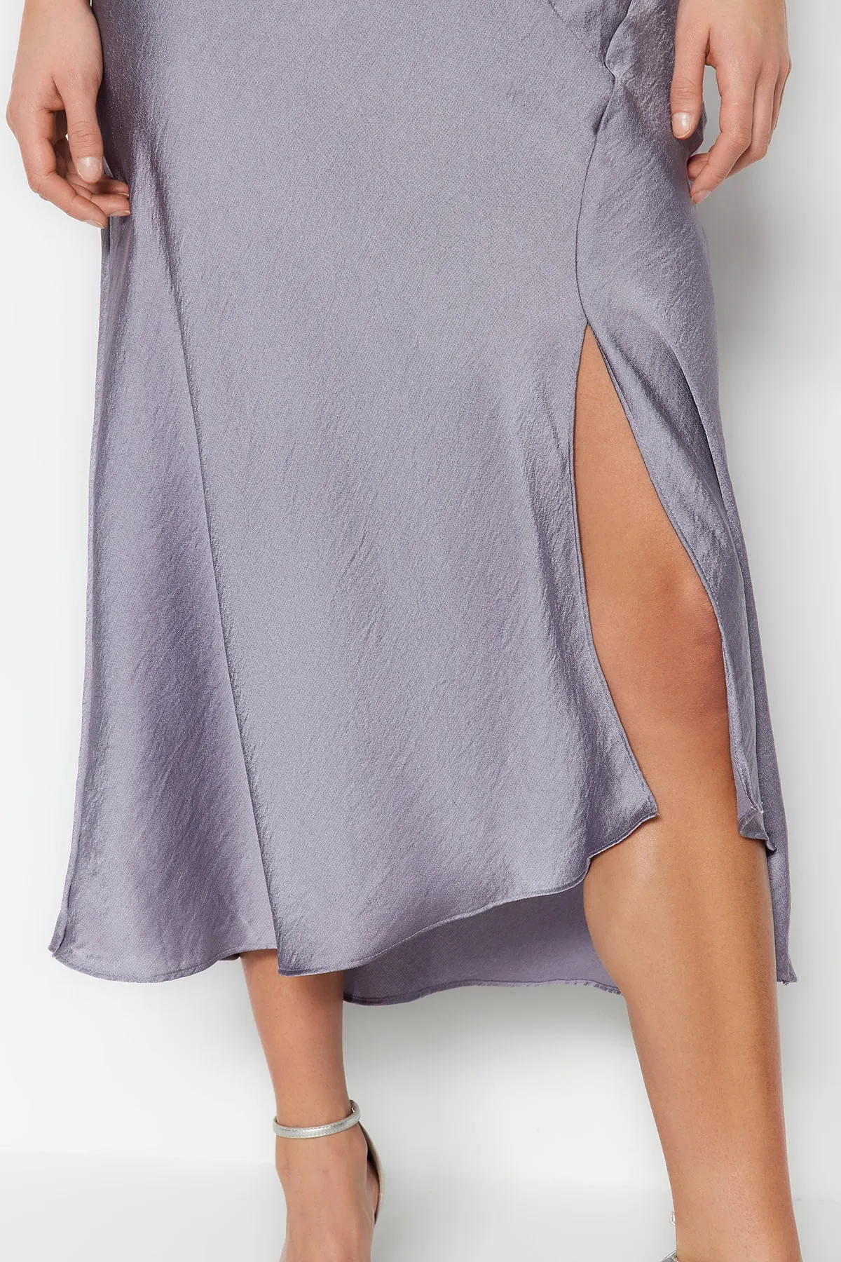 Trendyol Collection  Graues, gefüttertes Abendkleid aus gewebtem Satin TPRSS19BB0058