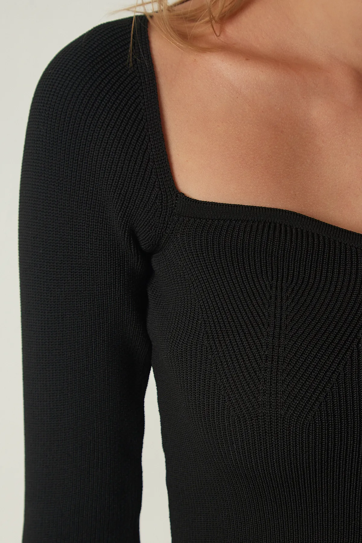 Happiness İstanbul  Schwarzer Rippstrickpullover mit Herzkragen für Damen US00738
